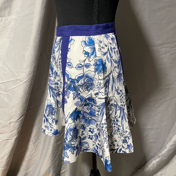 Cameo Blue and White Garment - Picture 3 of 12